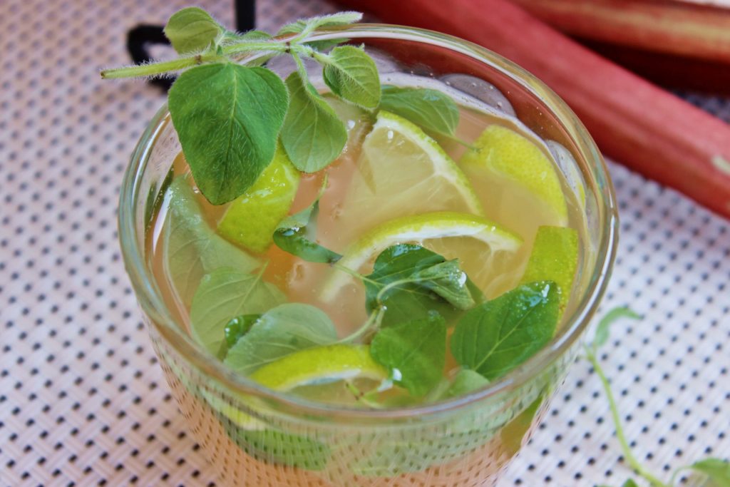 Lemoniada z rabarbarem nie tylko świetnie gasi pragnienie, ale ma oryginalny smak i aromat oraz mnóstwo witamin.
