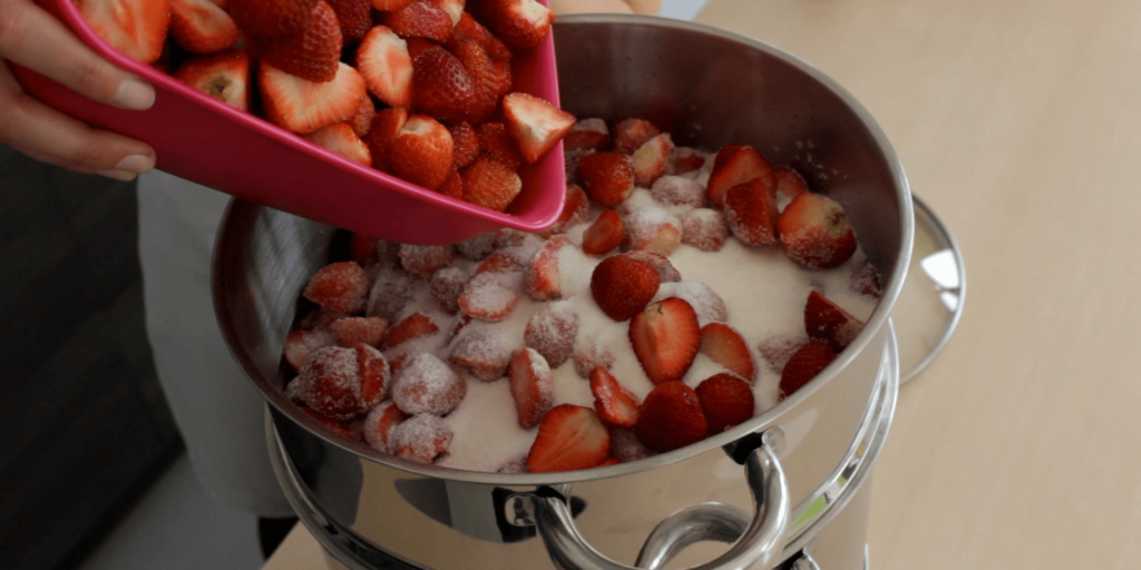 Prawdziwie domowy sok z truskawek można przygotować w sokowniku szybko i łatwo.